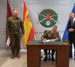 Don Felipe firma en el Libro de Honor de la Brigada de Infanteria letona