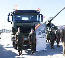 Don Felipe junto al comandante jefe de la Unidad de Defensa Antiaérea (UDAA) y militares españoles destinados en la Base de Adazi