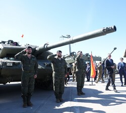 Su Majestad el Rey saluda a los soldados españoles desplegados junto a carros de combate