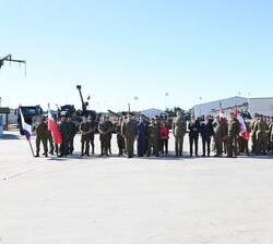 Fotografía de grupo de Su Majestad el Rey junto a una representación del contingente español antes de abandonar Letonia y emprender viaje de regreso a