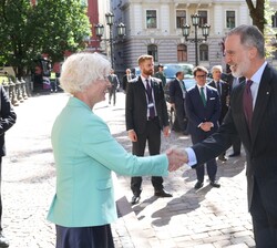 Su Majestad el Rey, a su llegada a la Saeima, recibe el saludo de la Presidenta del Parlamento de la República de Letonia