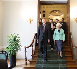 Su Majestad el Rey, acompañado de la Presidenta del Parlamento de la República de Letonia se dirige al Salón Blanco