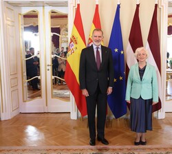 Su Majestad el Rey, en la sede del Parlamento de la República de Letonia, junto a su Presidenta