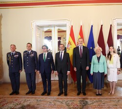 Don Felipe y la Presidenta de la República de Letonia junto a las delegaciones de ambos países