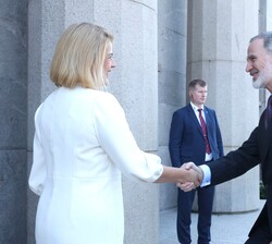 Su Majestad el Rey recibe el saludo de la Primera Ministra de la República de Letonia a su llegada a la sede del Gobierno