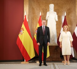 Su Majestad el Rey junto a la Primera Ministra de la República de Letonia
