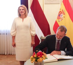 Su Majestad el Rey firma en el Libro de Honor del Gobierno de la República de Letonia, en Su visita a la sede del mismo y encuentro con su Primera Ministra