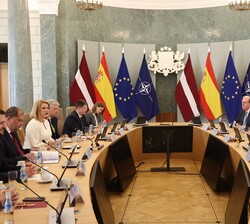 Vista general de la mesa del encuentro entre Su Majestad el Rey y la Primera Ministra de la República de Letonia, acompañados de las delegaciones de ambos países