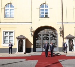 Su Majestad el Rey junto a Su Excelencia el Presidente de la República de Letonia, durante el recibimiento oficial en el Castillo de Riga