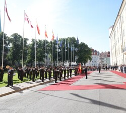 Honores Militares a Su Majestad el Rey a su llegada al Castillo de Riga. Acompaña Su Excelencia el Presidente de la República de Letonia