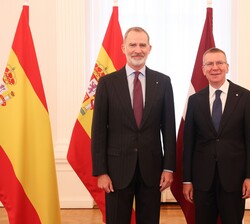 Su Majestad el Rey, acompañado de Su Excelencia el Presidente de la República de Letonia en el Salón Blanco del Castillo de Riga