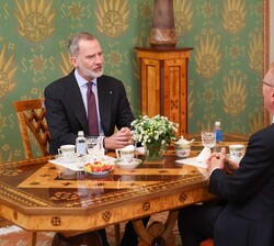 Don Felipe conversa con Su Excelencia el Presidente de la República de Letonia, durante el encuentro privado que mantuvieron en el Salón Blanco del Castillo de Riga