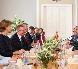 Su Majestad el Rey durante el encuentro con Su Excelencia el Presidente de la República de Letonia, acompañados por las delegaciones de ambos países