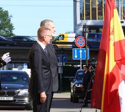Su Majestad el Rey y Su Excelencia el Presidente de la República de Letonia saludan a las banderas española y letona en el transcurso de los honores m