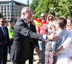 Don Felipe saluda a los ciudadanos presentes en la plaza del Monumento a la Libertad