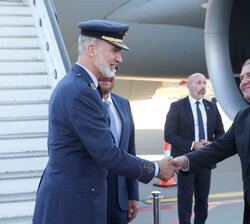 Su Majestad el Rey es saludado por el embajador de la República de Letonia en España a su llegada al Aeropuerto Internacional de Riga
