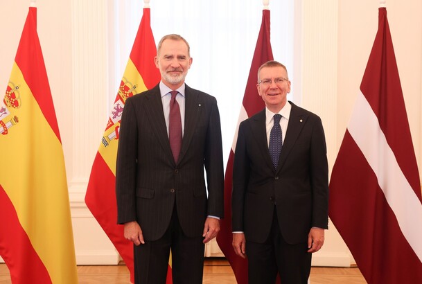 Su Majestad el Rey, acompañado de Su Excelencia el Presidente de la República de Letonia en el Salón Blanco del Castillo de Riga