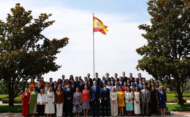 Fotografía de grupo de Su Majestad el Rey junto a la LV promoción del Cuerpo Superior de Administradores Civiles del Estado y autoridades
