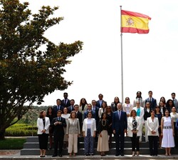 Su Majestad el Rey junto a los participantes en la XIX edición del “Programa de Jóvenes Líderes Iberoamericanos” de la Fundación Carolina