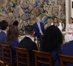 Su Majestad el Rey durante la audiencia a los participantes en la XIX edición del “Programa de Jóvenes Líderes Iberoamericanos” de la Fund