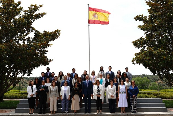 Su Majestad el Rey junto a los participantes en la XIX edición del “Programa de Jóvenes Líderes Iberoamericanos” de la Fundación Carolina