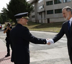 Su Majestad el Rey recibe el saludo del director de la Escuela de la Policía Nacional, José Luis Tejedor
