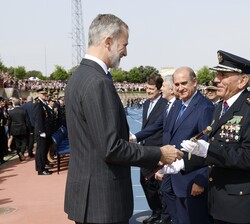 Su Majestad el Rey recibe el bastón de mando del Cuerpo Nacional de Policía de manos del director adjunto operativo del Cuerpo Nacional de la Policía