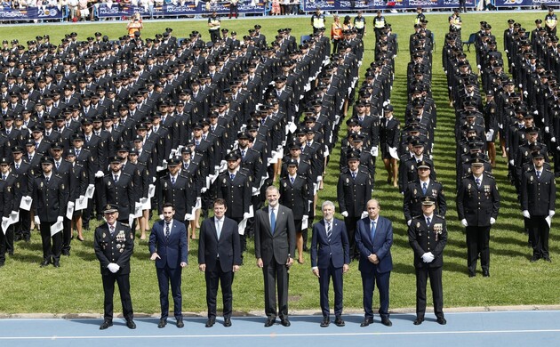 Su Majestad el Rey junto a los nuevos policias nacionales y las autoridaes