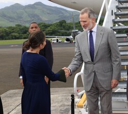 Su Majestad el Rey es recibido por la ministra de Relaciones Exteriores de la República de Panamá, Janaima Tewaney