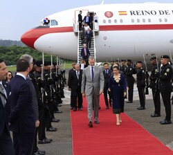 Su Majestad el Rey junto a la ministra ministra de Relaciones Exteriores de la República de Panamá, Janaima Tewaney a su llegada al aeropuerto