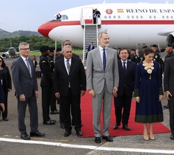 Su Majestad el Rey junto a las autoridades a su llegada al Aeropuerto Internacional Panamá Pacífico