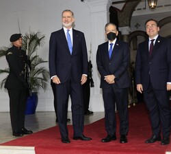 Su Majestad el Rey y el Presidente de la República de Panamá, acompañados del ministro  de  Asuntos  Exteriores,  Unión, José  Manuel  Albares