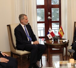 Su Majestad el Rey y el Presidente de la República de Panamá, Laurentino Cortizo conversan durante el encuentro