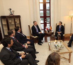 Su Majestad el Rey junto al Presidente de la República de Panamá acompañados de las delegaciones de ambos paises