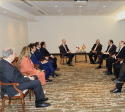 Su Majestad el Rey y el Presidente electo de Panamá, José Raúl Mulino, acompañados de las delegaciones de los dos países