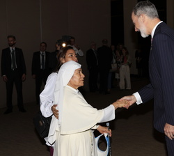 Su Majestad el Rey recibe el saludo de una religiosa española residente en Panamá