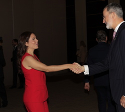 Su Majestad el Rey recibe el saludo de una española residente en Panamá