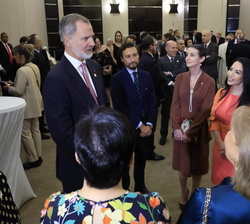 Su Majestad el Rey conversa con una representación de la colectividad española en Panamá
