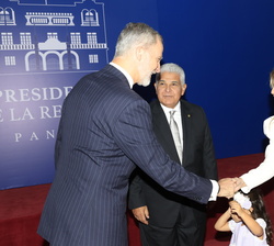 Su Majestasd el Rey recibe el saludo de la Primera Dama, Maricel Cohen, a su llegada al acto de Toma de Posesión