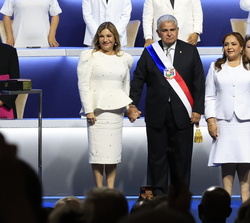 El Presidente de la República de Panamá, José Raúl Mulino Quintero, tras imponerle la Banda Presidencial