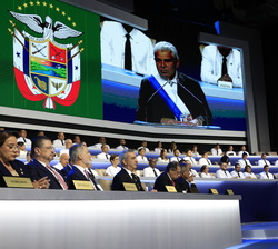 Su Majestad el Rey en primera fila de asientos durante el mensaje del Presidente de Panamá a la Asamblea Legislativa