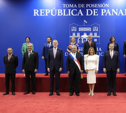 Fotografía de grupo de Su Majestasd el Rey con el Presidente de Panamá y los jefes de Estado y de Gobierno asistentes a la Toma de Posesión