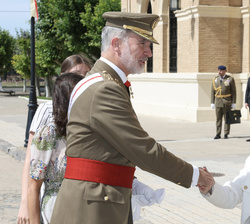 Sus Majestades los Reyes, acompañados por la Infanta Doña Sofía, recibidos por la ministra de Defensa, Margarita Robles, a su llegada a la Academia Ge