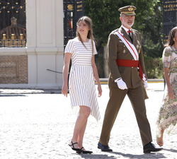 Sus Majestades los Reyes, acompañados por la Infanta Doña Sofía, a su llegada a la Academia General Militar