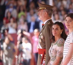Don Felipe y Doña Letizia, junto a la Infanta Doña Sofía en la Tribuna Real