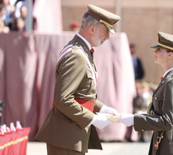 Su Majestad el Rey entrega el nombramiento de dama alférez cadete del Ejercito de Tierra a Su Alteza Real la Princesa de Asturias
