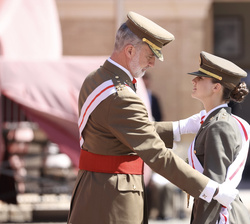 Su Majestad el Rey impone la Gran Cruz del Mérito Militar con distintivo blanco a Su Alteza Real la Princesa de Asturias