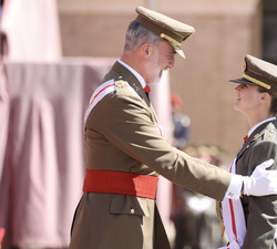 Su Majestad el Rey da la enhorabuena a Su Alteza Real la Princesa de Asturias