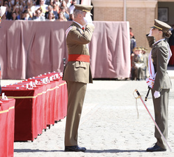 Su Majestad el Rey saluda a Su Alteza Real la Princesa de Asturias