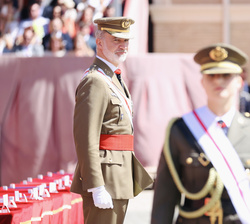 Su Majestad el Rey observa a Su Alteza Real la Princesa de Asturias